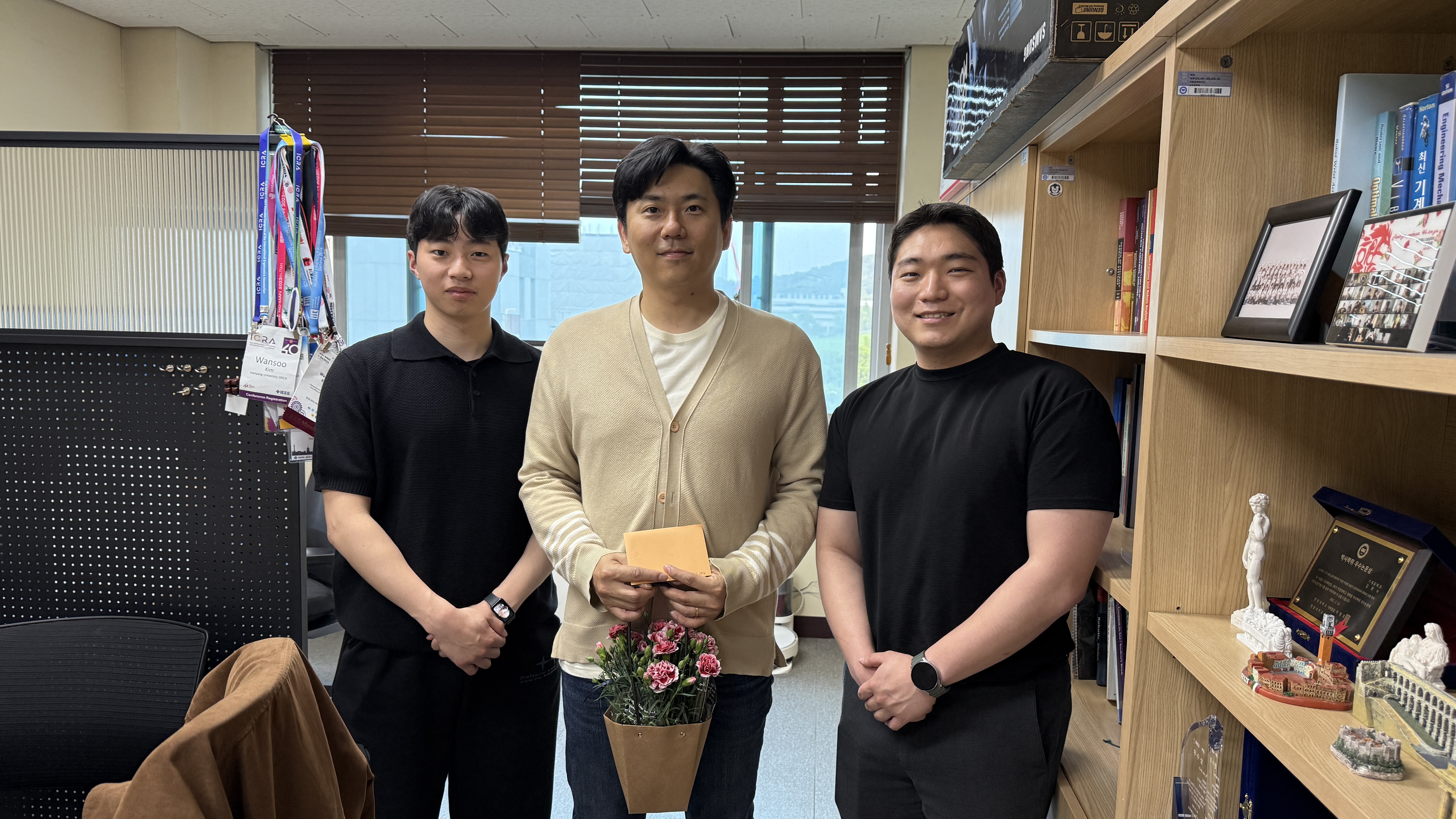 2025년 스승의날 카네이션 전달식 - 김완수 교수님