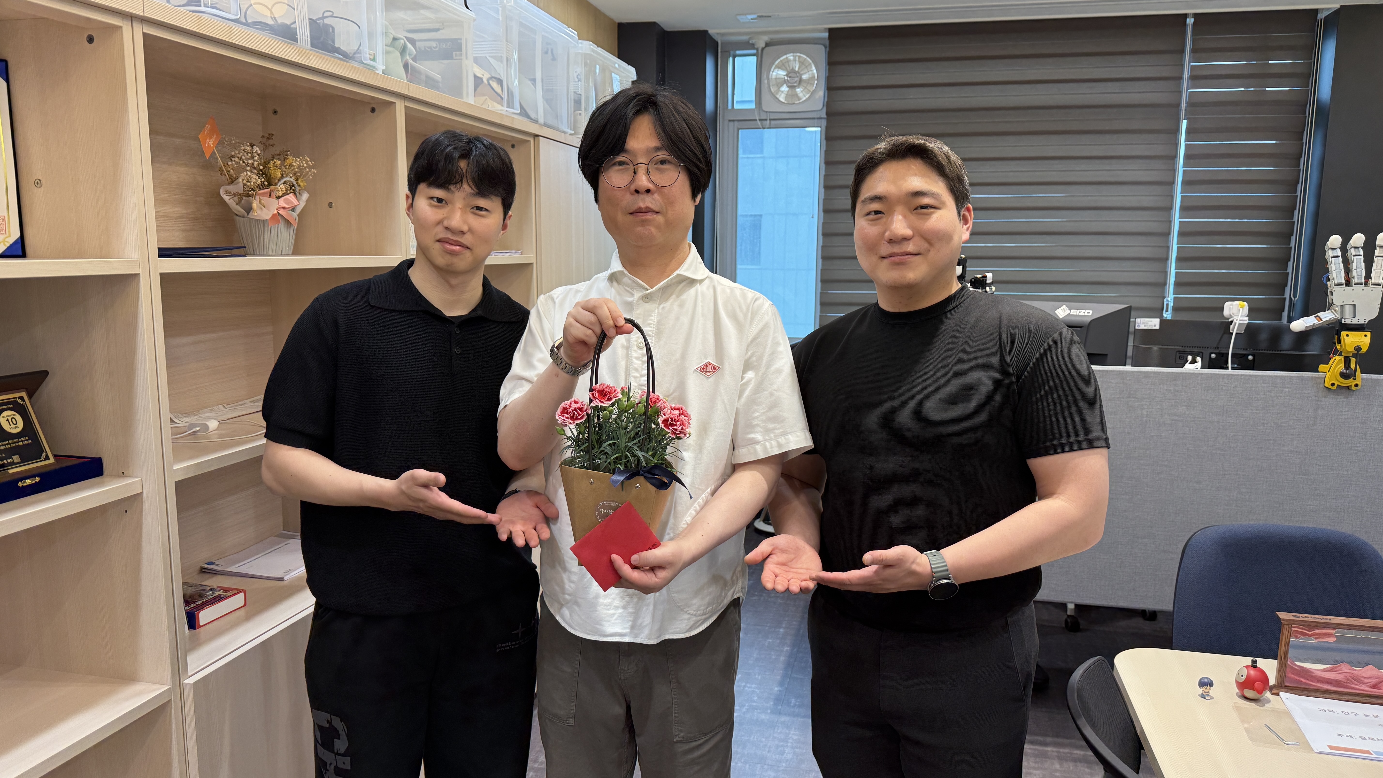 2025년 스승의날 카네이션 전달식 - 배지훈 교수님