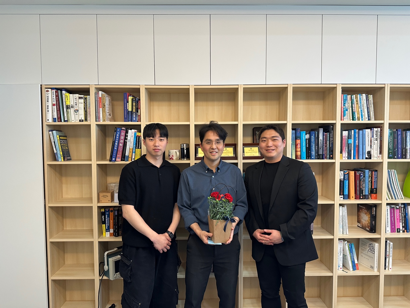 2025년 스승의날 카네이션 전달식 - 이성온 교수님