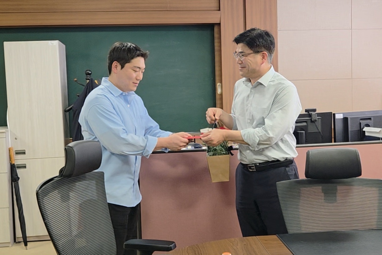 2025년 스승의날 카네이션 전달식 - 최영진 교수님